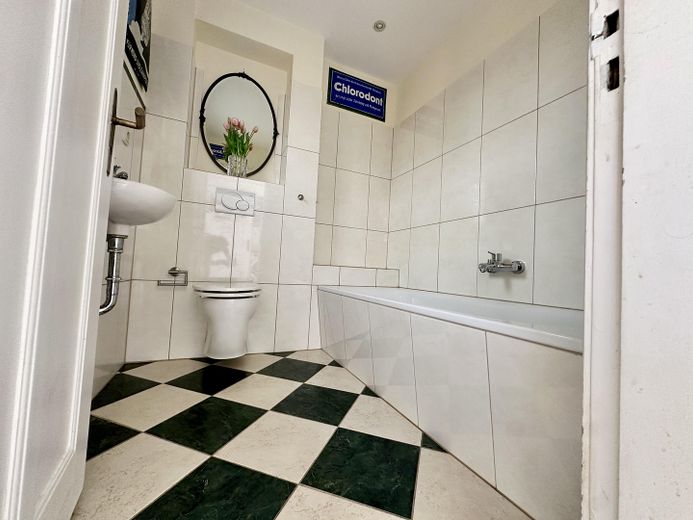 Villa mit Gutshauscharakter auf 3500m²-unverbaubarer Seeblick in Kieler Stadtrandlage – Seitenflügel 1 - Bad 1