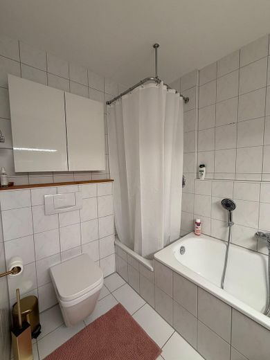 Particular: soleado apartamento de 2 habitaciones con terraza – Dusche mit Wannenbad