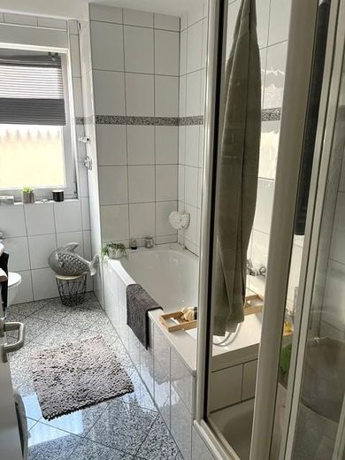 Hochwertige helle 3-Zi.-Whg., Einbauküche u. Balkon, in modernem 4-Fam.-Haus, Bestwohnlage Groovnähe – Badezimmer Dusche / Badewanne