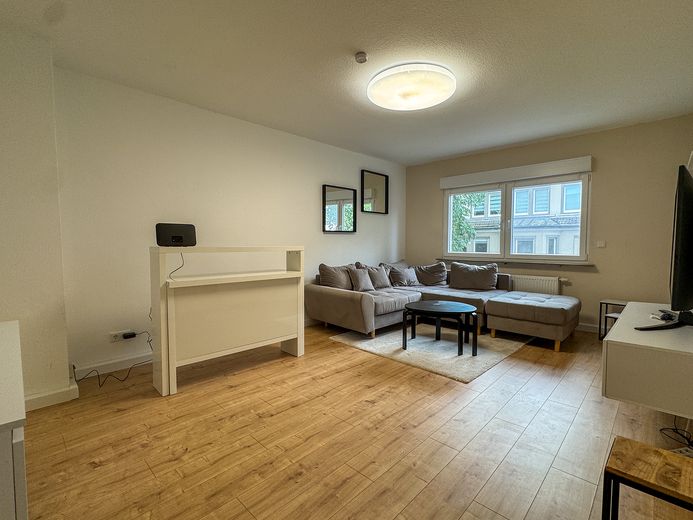 zentrale 3 Zimmer Wohnung mit Wintergarten – Wohnzimmer2