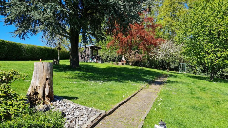 Selten angebotenes Ensemble mit zwei Häusern, Gewerbehalle und großem Grundstück! – Garten
