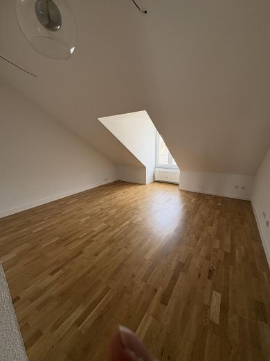 Popüler Nordend'de yenilenmiş 2 odalı daire! – Wohnzimmer Ansicht 1