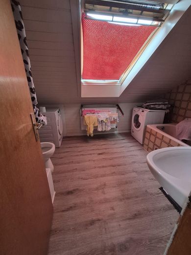 4,5 odalı dubleks daire, 2. üst kat, yeni banyo, sakin konum – Bad mit Wanne und Dusche DG