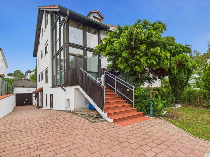 Helle Doppelhaushälfte mit Wintergarten und Einliegerwohnung in familienfreundlicher Lage – Foto 4