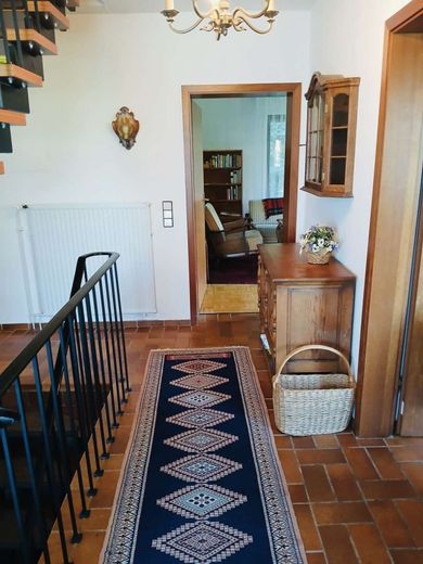 Mehrgenerationenhaus mit Wohlfühlcharakter: Platz für Eltern, Kinder &amp; Großeltern – Treppenhaus