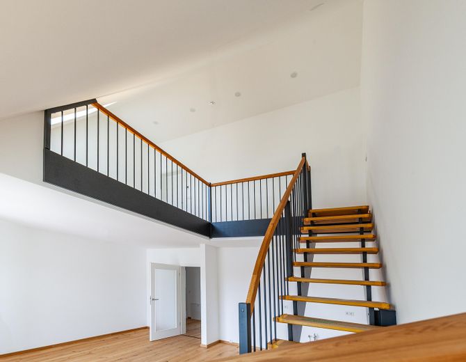PROVISIONSFREI – Traumhafte Galerie-Wohnung im Erstbezug am Dorfplatz von Augsburg-Inningen – Treppe Galerie