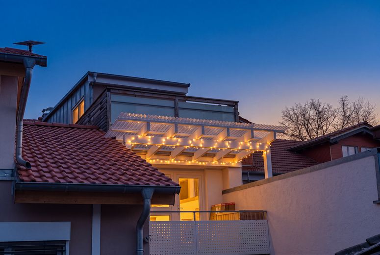Per proprietari e investitori: ristrutturato di recente con balcone coperto e vista libera sul verde – Balkon überdacht