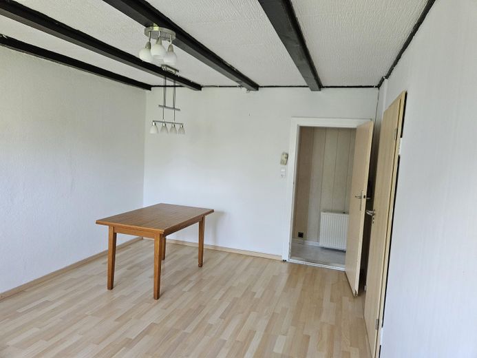 Provisionsfreie Doppelhaushälfte auf großem Grundstück mit viel Potential – großes Zimmer
