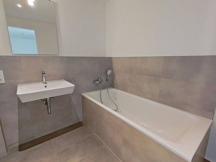 Modernes Wohnen auf zwei Ebenen: Stilvolle Maisonette-Wohnung mit eigenem Garten in Rissen – Ansicht II: Badezimmer I