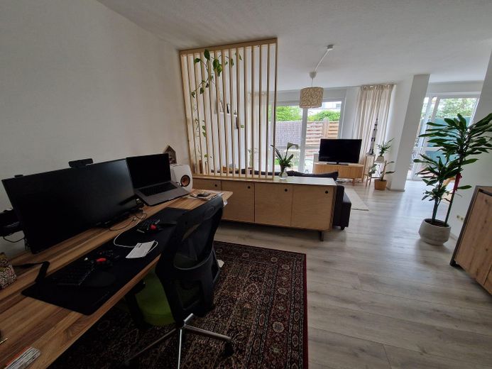 2,5 Zi.-Terrassenwohnung m. Garten (incl. Küche) + feste Tiefgarage in Forchheim/Nähe Bhf. – Ess-/Wohnbereich