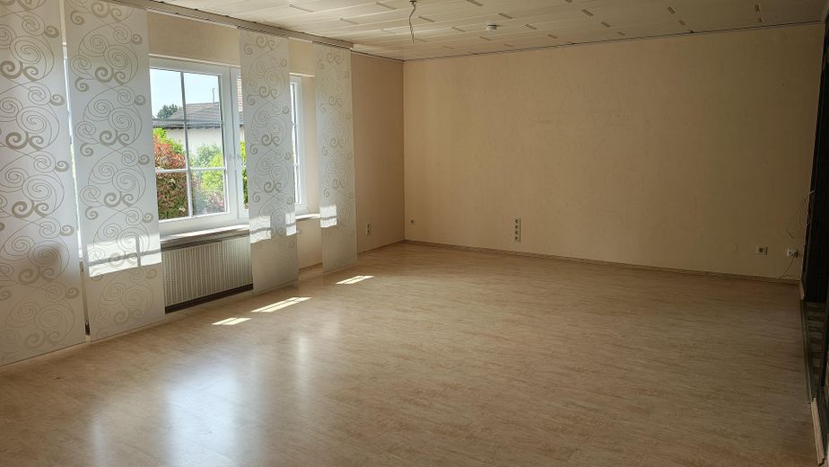 Freistehendes Einfamilienhaus mit Garage und Garten – sofort bezugsfrei in Trebur-Geinsheim – Wohnzimmer
