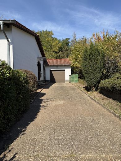 Vivienda en casa unifamiliar renovada con acceso a zonas verdes, garaje y caseta de jardín – Foto 8