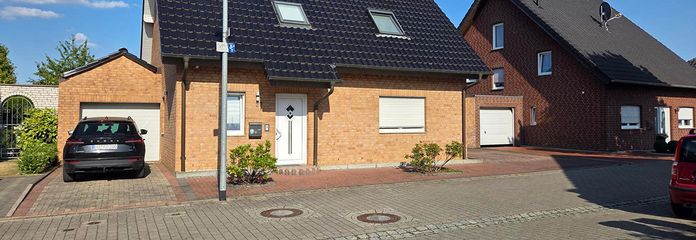 Spacious detached house with fireplace, sauna, garage and heated pool in the garden
