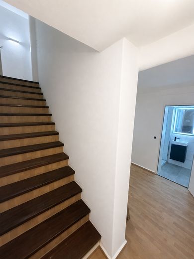Kernsanierte 4–5-Zimmer-Wohnung | Einbauküche | Kamin | Garage | Terrasse – Souterrain / Keller