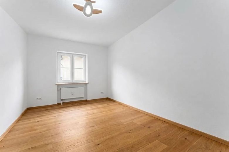 Renovierte 5-Zimmer-Dachgeschosswohnung mit Balkon, Garage und Effizienzklasse A+ – provisionsfrei – Zimmer 2, Sprossenfenster