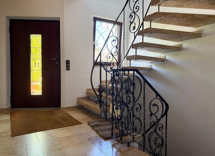 Treppenhaus und Eingangsbereic