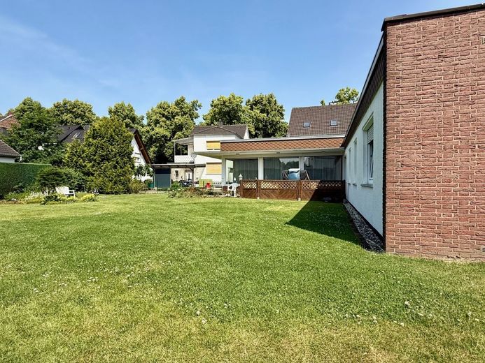 Fröndenberg-Westick: Flachdach-Bungalow mit Gartenoase als perfekter Rückzugsort! – Bungalow Fröndenberg-Westick mit Garten