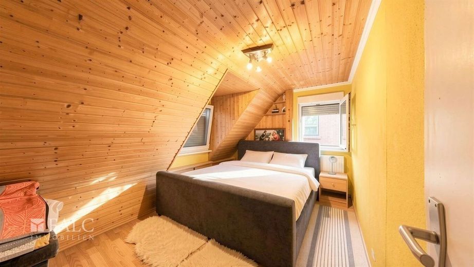 Familienglück mit Garten, Freiraum &amp; unzähligen Möglichkeiten – Elternschlafzimmer