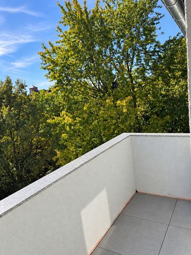Première occupation après rénovation complète : 2 pièces avec balcon, cuisine équipée et domotique – Balkon mit Blick ins Grüne