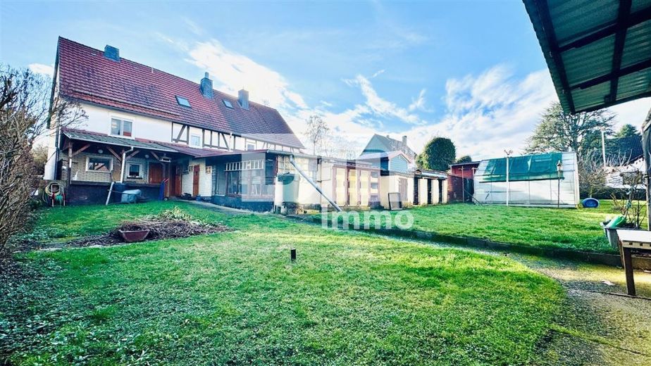 Schöne Doppelhaushälfte mit Nebengebäude, Garage und angelegtem Gartenbereich – Großer Gartenbereich