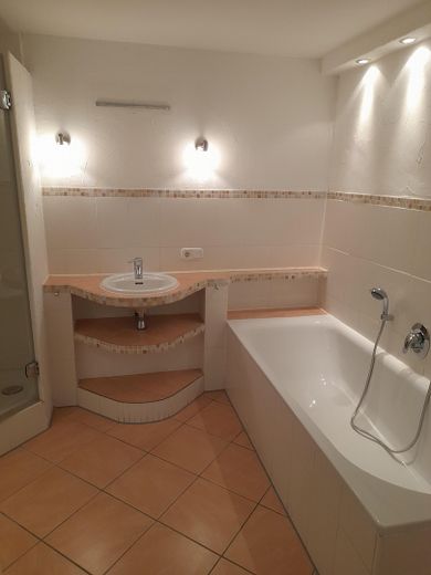 Bad mit Wanne u. Glastürdusche