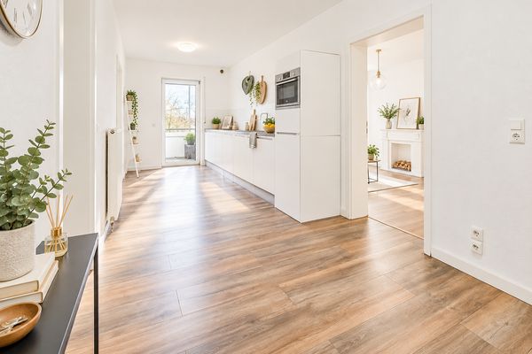 Świeżo wyremontowane mieszkanie 3-pokojowe z balkonem, łazienką z oknem i WC dla gości w Altenstadt