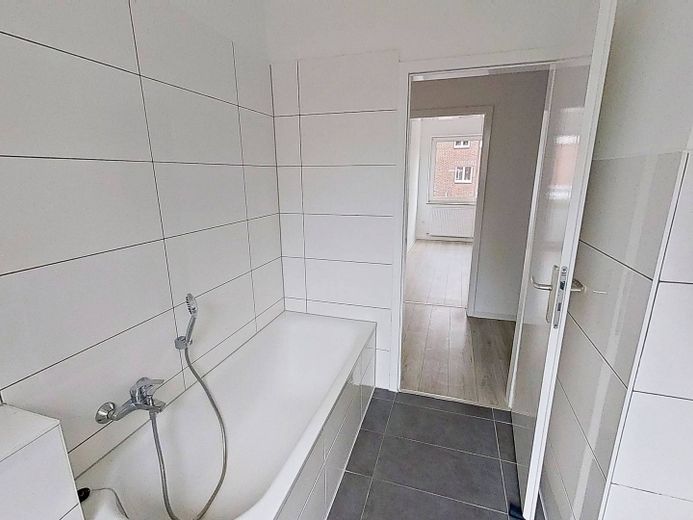 Helle 3-Zi.-Whg. mit Wannenbad in fußläufiger Nähe zum Stadtzentrum – Ansicht II: Bad