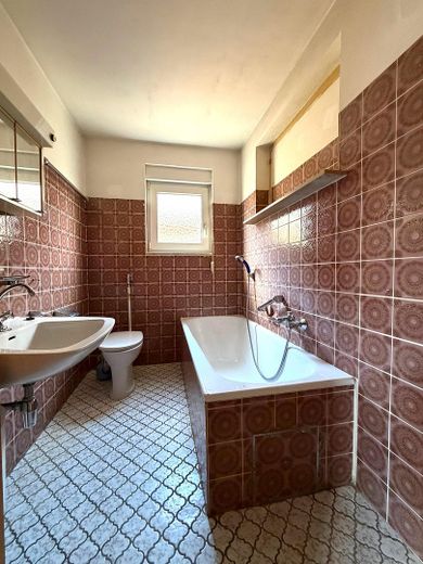 2 tolle Häuser * Neu- und Altbau * in Freisbach – Vorderhaus: Bad OG