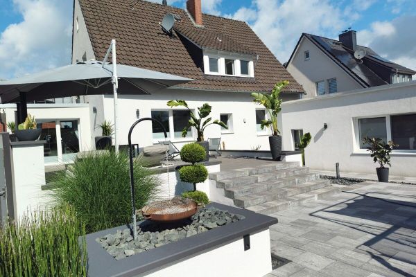 Casa unifamiliare di pregio completamente ristrutturata, con possibilità di edificazione sul retro a Schloss Ricklingen