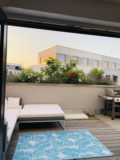 Modernes Townhouse am Rheinauer See – 5,5 Zimmer, 2 Terrassen, Garage & Top-Ausstattung – Terrasse vorne, Bild 1