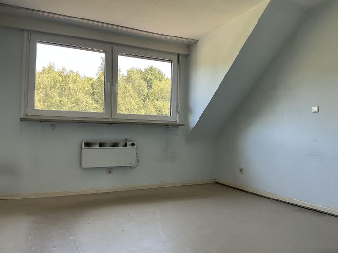 3-Zimmer-DG (2. Etage) für handwerklich Geschickte, ab sofort verfügbar – Zimmer 3
