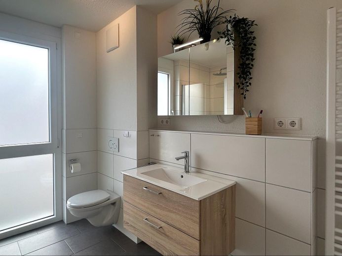 Neuwertige 4-Zimmer-Wohnung am Georgenberg | 2 TG-Stellplätze | Baujahr 2021 | provisionsfrei – Badezimmer Bild 1