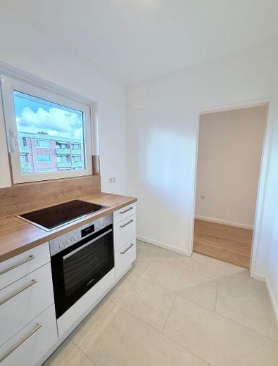 1 odalı daire: yüksek kaliteli yenilenmiş, yeni kaliteli ankastre mutfak, yeni banyo ve park yeri dahil – Küche
