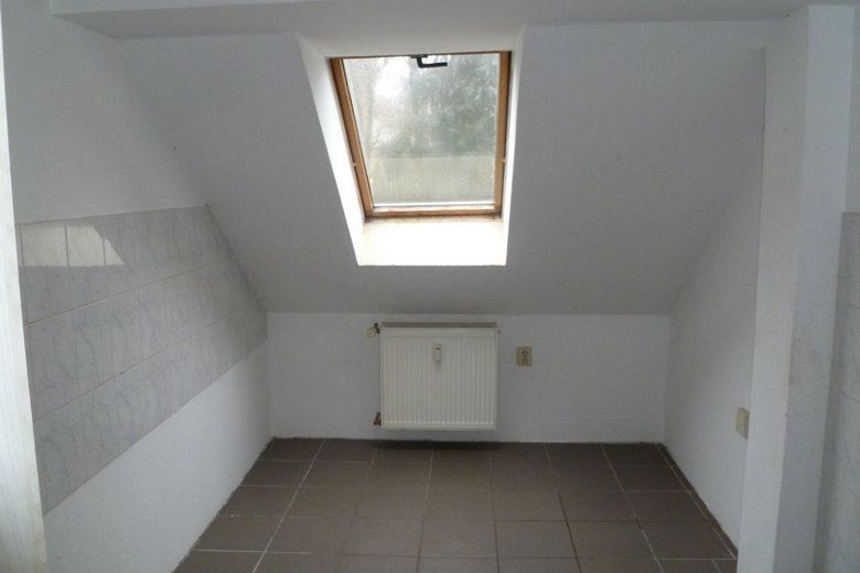 Reliably rented apartment building located quietly and close to the city center – Küche DG-Wohnung