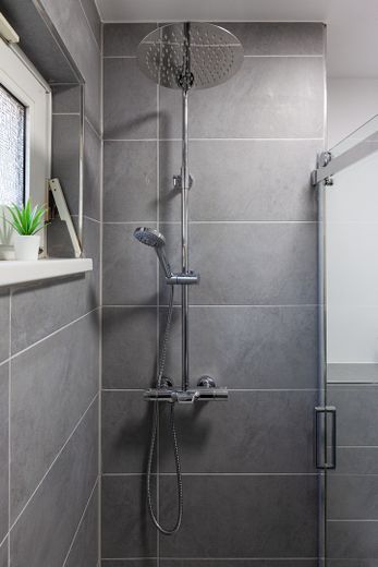 Appartamento arredato di 2 locali a Kassel-Nord-Holland – ristrutturato, con balcone e adatto a convivenza – Bad Dusche