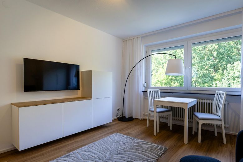 Möbliertes Zimmer auf Zeit in Berufstätigen-WG – Zimmer Fernseher, Esstisch