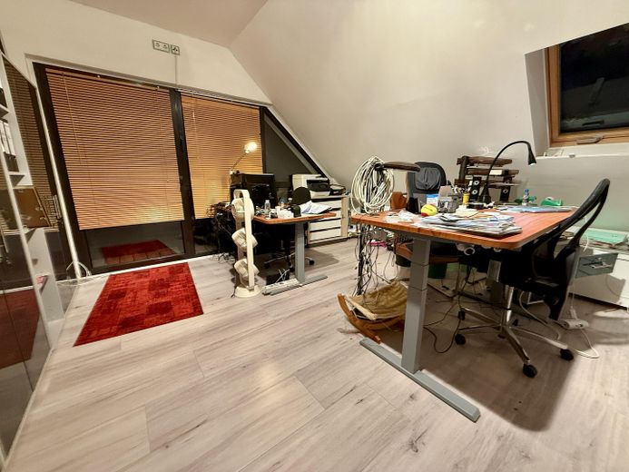 NEU! Ikonische, lichtdurchflutete Landhaus Villa mit Einliegerwohnung & mögl. Grundstkserweiterung – Büro / Gäste-, Schlaf-, Ki.zi.