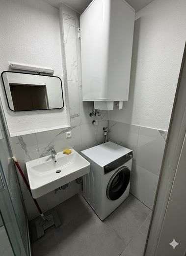 Stuttgart’ta %8 brüt getiri! Tamamen kiralanmış, 5 odalı WG yatırımı ve üst düzey nakit akışı – Dusche 2