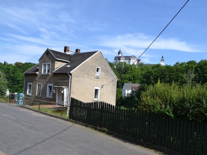 Wohnhaus mit einer vermieteten Wohneinheiten + positivem Bauvorbescheid für ein Einfamilienhaus – Foto 1