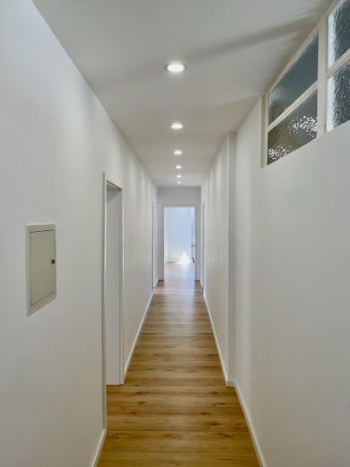 Prima occupazione dopo ristrutturazione: 4 locali-cucina-bagno nella zona pedonale, altezza soffitti 2,70 m – impianti domestici completamente nuovi – Diele