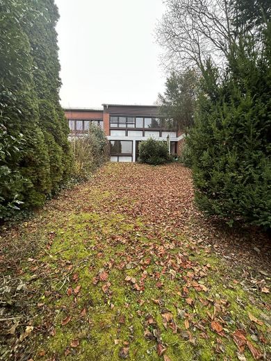 Blick aus Garten auf Haus