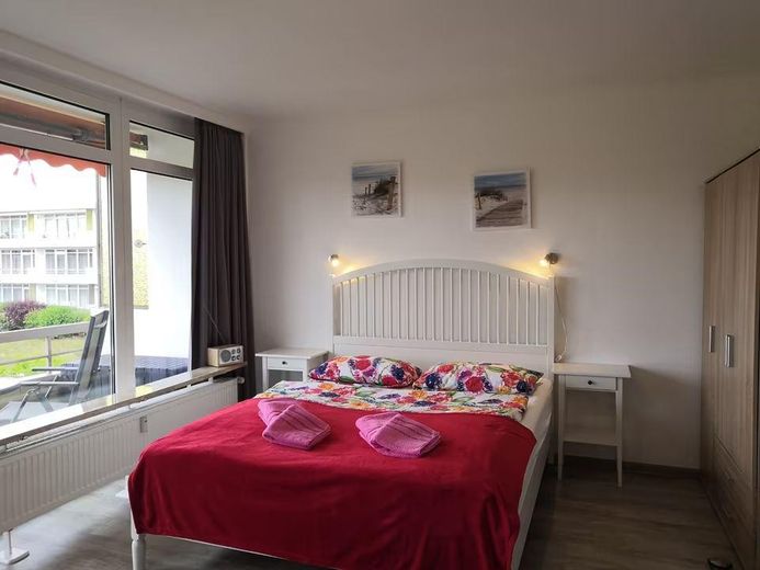 Gleich hinter dem Deich am neuen Dünenpark, 1 Zimmerwohnung – Bett