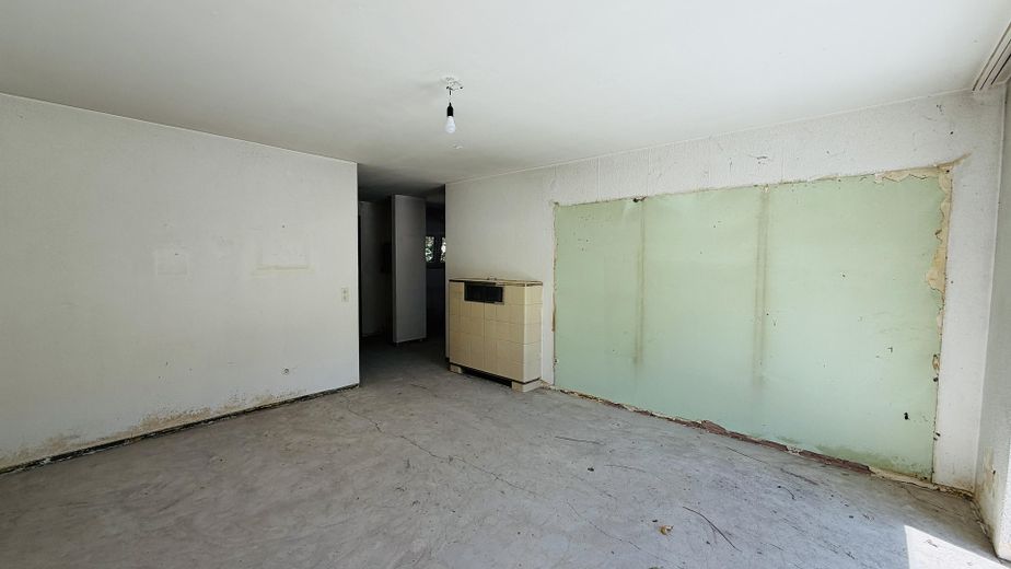 Rohdiamant in Top-Lage: Ebenerdiger Bungalow mit großem Garten – viel Platz für Familien – Wohnzimmer