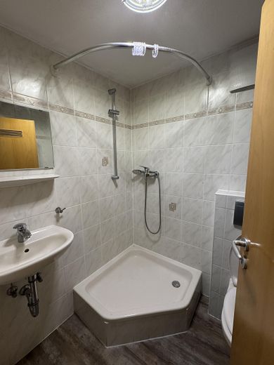 Mitten im Leben - Wohnung Kornmarkt 4 -4ZKB-  zu vermieten! – Duschbad