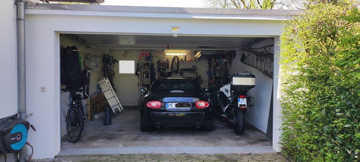Einfamilienhaus (freistehend) mit Einliegerwohnung – Großräumige Garage