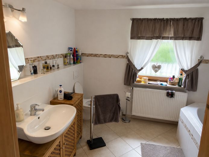 DHH+Bungalow zu Vermieten – Badezimmer Haupthaus