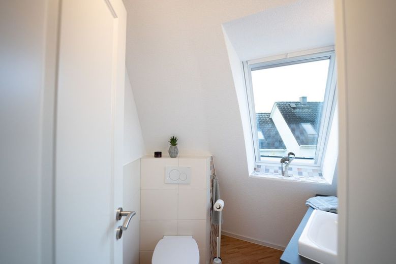 HORN IMMOBILIEN ++ Wustrow Kugelhaus am See - das "Kugellager" in hochwertiger ökologischer Bauweise – kleines Bad im Obergeschoss