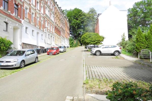 ¡Paquete inmobiliario con 7 edificios residenciales plurifamiliares parcialmente alquilados, situado en una zona urbana tranquila de la ciudad de distrito principal de Reichenbach, a la venta directamente junto al recinto de la Exposición Estatal de Jardinería!