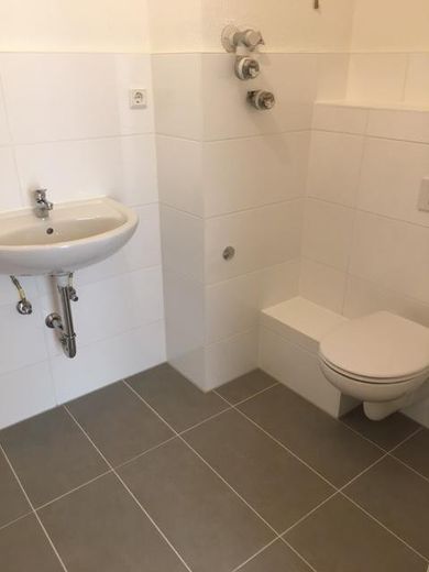 Charmante 3-Zimmer-Wohnungen mit Balkon in Goslar – Musterbild Badezimmer