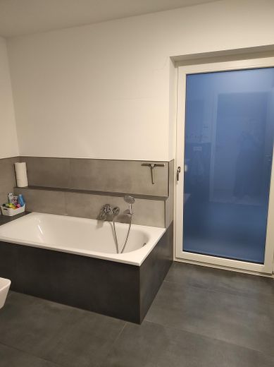 Badewanne mit Badezimmer Tür